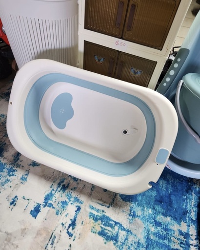 Foldable dish with stand